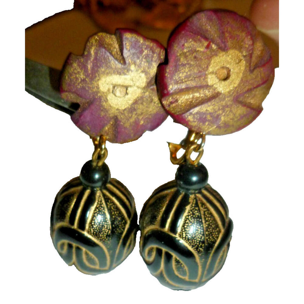 Vintage Lightweight Carved Lucite Dangle Flower Black Earrings Clip On‎